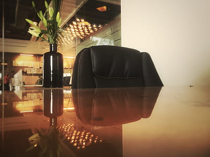 Tabelle, Stuhl, Innere, modern, Fenster, drinnen, Reflexion, keine Leute, Glas - Material, Pflanze, Stillleben, Abwesenheit, Flasche, Nahansicht, Sitz, beleuchtet, Natur, Luxus, Container, Hotel, Wohngebäude, Reichtum, 2K, CC0, gemeinfrei, lizenzfrei