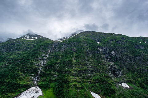 lavvinklet billede, grøn, bjerg, dagtimerne, hvid, himmel, fotografering, grønne bjerg, dag, tid, Sky, træ, bakke, tåge, natur, landskab, scenics, udendørs, grøn farve, sky - himmel, bjergkæde, ingen mennesker, scenics - natur, miljø, skønhed i naturen, plante, jord, ikke-urbane scene, rejsemål, ro, rolig scene, bjergtop, 5K, CC0, offentligt domæne, royaltyfrie