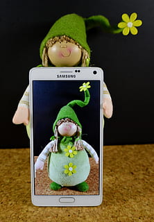 imp, yeşil, bahar, sevimli, akıllı telefon, samsung, temsil, oyuncak, içeriye, doldurulmuş oyuncak, insan temsili, yaratıcılık, yeşil renk, Sanat ve zanaat, natürmort, şapka, iletişim, insansız, siyah arka plan, kadın benzerliği, oyuncak ayı, Metin, tatil, Giyim, 2K, CC0, kamu malı, telif ücretsiz
