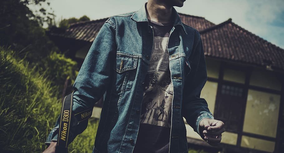 persona, blau, camisa de botons denim, portar, negre, càmera nikon, persones reals, centrar-se en primer pla, homes, de peu, una persona, arquitectura, roba, vista frontal, estils de vida, jaqueta, activitat d'oci, roba casual, dia, a l'aire lliure, cuir, jaqueta de pell, estructura construïda, mascles, color negre, 4K