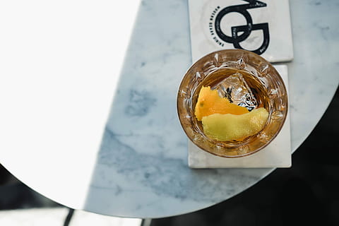 zwei, Scheibe, Früchte, Trinkglas, Trinken, Glas, keine Leute, Nahansicht, gesundes Essen, drinnen, Frische, Tag, Essen und Trinken, Lebensmittel, Erfrischung, Stillleben, Getränk, High Angle View, Obst, Fokus auf den Vordergrund, Wohlbefinden, Gelb, Tabelle, Haushaltsausstattung, kalte Temperatur, Versuchung, 4K, CC0, gemeinfrei, lizenzfrei