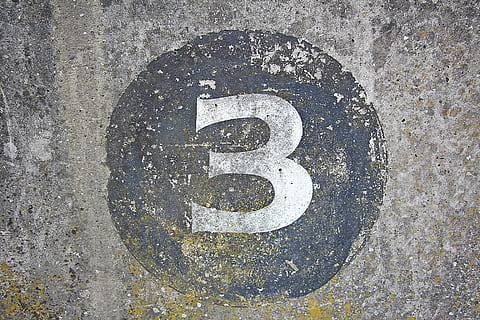 blanc, negre, logotip número 3, nombre, dígit, tres, 3, textura, tres, 3, fons, cap gent, primer pla, a l'aire lliure, dia, comunicació, funció de construcció de parets, signe, carretera, asfalt, resistent, transport, ciutat, directament a sobre, carrer, metall, pintura, color negre, Color blanc, concret, 5K, CC0, domini públic, lliure de regalies