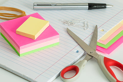 les ciseaux, bloc note, notes Post-it, désordre, stylo, bandes élastiques, élastiques, lieu de travail, Bureau, Remarque, affaires, note, notes autocollantes, rappel, note collante, rappelles toi, bloc-notes, sous-main, message, drap, papier, autocollant, page, note adhésive, multi couleur, à l'intérieur, livre, personne, fournitures de bureau, publication, nature morte, table, couleur rose, vue grand angle, la créativité, nuancier, 5K, CC0, domaine public, libre de droits