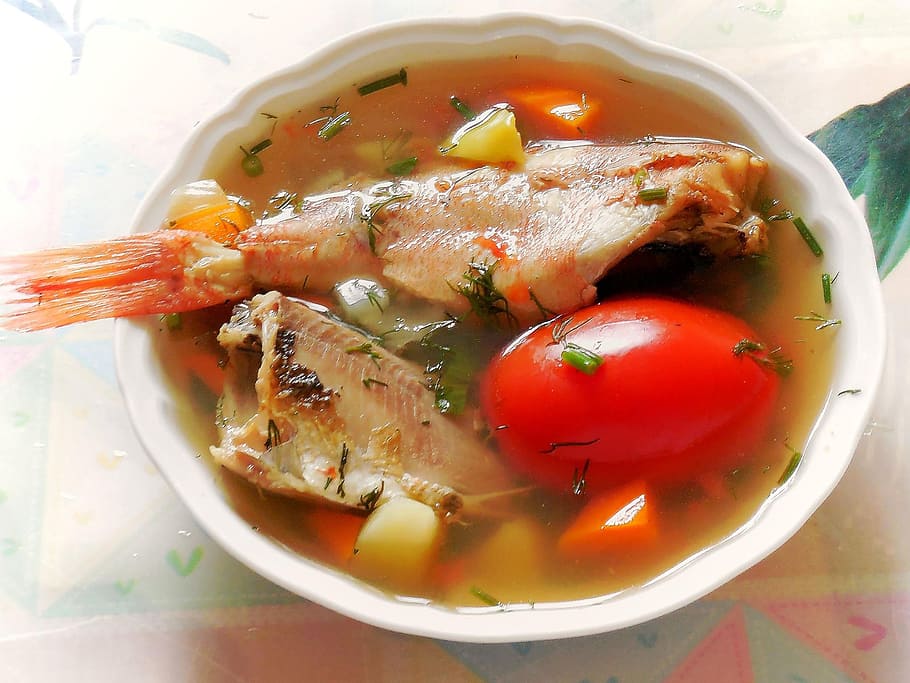 øre, første måltid, suppe, fisk, madlavning, mad, mad og drikke, sund kost, friskhed, klar til at spise, velvære, tomat, grøntsag, skål, tæt på, høj vinkel visning, indendørs, stilleben, portionsstørrelse, ingen mennesker, plade, bord, direkte over, rød, kød, grøntsagssuppe, aftensmad, suppe skål, 1080P