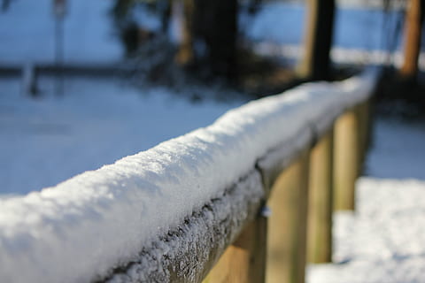 corrimão, neve, inverno, frio, branco, temporada, de madeira, temperatura fria, natureza, congeladas, ninguém, dia, cor branca, foco seletivo, gelo, ao ar livre, focar em primeiro plano, fechar-se, meio Ambiente, agua, barreira, arquitetura, fronteira, sincelo, na borda de, 5K, CC0, domínio público, royalty free