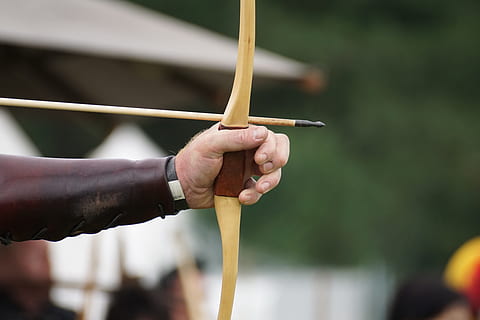 Pfeil, Bogen, Bogenschießen, Ziele, bogensport, Tempus, Konzentration, Turnier, Tradition, traditionell, Zoll, historisch, menschliche Hand, Hand, menschliches Körperteil, halten, Menschen, Fokus auf den Vordergrund, Sport, Nahansicht, Zielschießen, draußen, Zielen, Körperteil, Tag, Natur, selektiver Fokus, Pfeil - Pfeil und Bogen, Wasser, Lebensstile, Freizeitbeschäftigung, Finger, menschliches Glied, 5K, CC0, gemeinfrei, lizenzfrei