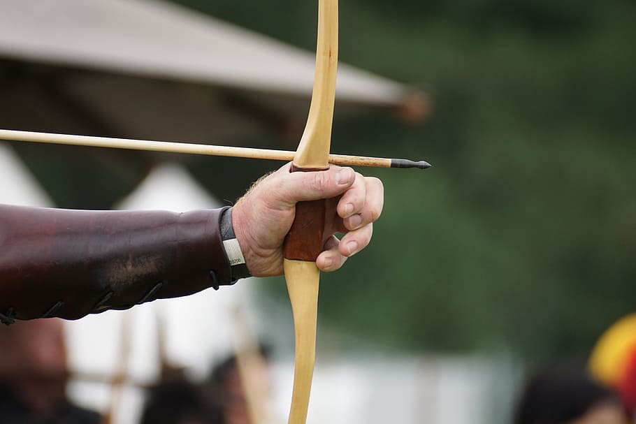 Pfeil, Bogen, Bogenschießen, Ziele, bogensport, Tempus, Konzentration, Turnier, Tradition, traditionell, Zoll, historisch, menschliche Hand, Hand, menschliches Körperteil, halten, Menschen, Fokus auf den Vordergrund, Sport, Nahansicht, Zielschießen, draußen, Zielen, Körperteil, Tag, Natur, selektiver Fokus, Pfeil - Pfeil und Bogen, Wasser, Lebensstile, Freizeitbeschäftigung, Finger, menschliches Glied, 5K