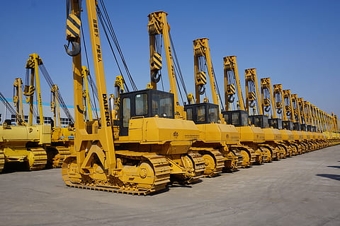 posatubi, sollevamento della condotta, installazione, industria, mezzi di trasporto, giallo, cielo, macchinario, industria di costruzioni, cielo sereno, natura, modo di trasporto, giorno, estrazione, macchine da cantiere, nessuno, attività commerciale, all'aperto, veicolo terrestre, luce del sole, strada, blu, architettura, equipaggiamento industriale, 5K, CC0, dominio pubblico, privo di copyright