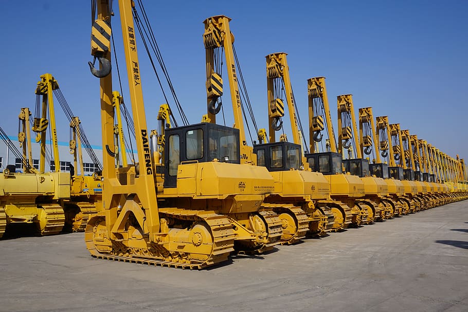 posatubi, sollevamento della condotta, installazione, industria, mezzi di trasporto, giallo, cielo, macchinario, industria di costruzioni, cielo sereno, natura, modo di trasporto, giorno, estrazione, macchine da cantiere, nessuno, attività commerciale, all'aperto, veicolo terrestre, luce del sole, strada, blu, architettura, equipaggiamento industriale, 5K
