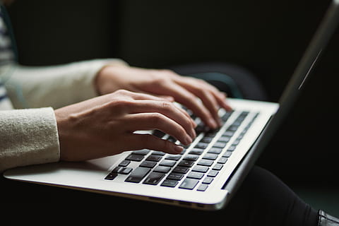 persona che utilizza computer portatile, persona, utilizzando, bianca, computer portatile, macbook, tecnologia, mano, Tech, blogging, mano umana, parte del corpo umano, il computer portatile, adulto, computer, comunicazione, tecnologia wireless, usando il portatile, digitando, tastiera del computer, uomo d'affari, connessione, Business aziendale, tastiera, attività commerciale, una persona, in casa, avvicinamento, 5K, CC0, dominio pubblico, privo di copyright