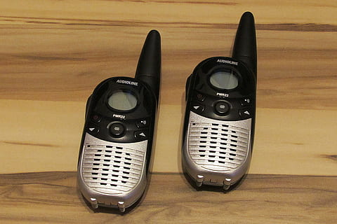 Radio, Radios, Verbindung, Technologie, drinnen, Tabelle, keine Leute, Holz - Material, Nahansicht, schwarze Farbe, Kommunikation, High Angle View, Stillleben, Bodenbelag, zwei Objekte, Tag, Musik-, braun, Retro-Stil, Kunst, Kultur und Unterhaltung, 4K, CC0, gemeinfrei, lizenzfrei