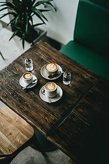 trys, latte arts, puodelis, kavos puodeliai, pastarieji menai, lentelė, gerti, kava, lėkštė, Maistas ir gėrimai, aukšto kampo vaizdas, mediena - medžiaga, nėra žmonių, patalpose, natiurmortas, arbata, konteineris, šviežumas, gaivinimas, karštas gėrimas, maisto, arbata - karštas gėrimas, augalų, pobūdį, virtuvės įrankis, indai, arbatinukas, dėkle, arbatos puodelis, 5K, CC0, Viešasis domenas, nemokamai