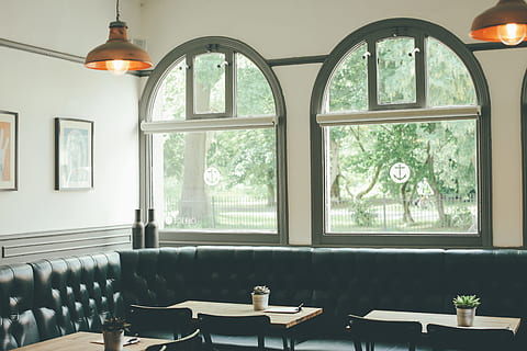 Brun, træ-, bord, vindue, messing vedhæng lamper, inde, restaurant, læder, tuftede, snit, sofa, tabeller, stole, indre, cafe, lys, indendørs, stol, ingen mennesker, arkitektur, møbel, hjemlige værelse, hjem interiør, arkitektur og bygninger, dag, sæde, fravær, glas - materiale, belysningsudstyr, gennemsigtig, tom, glas, natur, elektrisk lampe, 5K, CC0, offentligt domæne, royaltyfrie