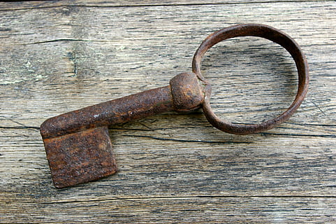 ruginite, maro, schelet, cheie, de lemn, bord, vechi, ruginit, deschis, metal, lemn - material, nici o persoana, a închide, texturată, lemn, erodate, zi, Siguranță, Securitate, protecţie, uşă, masa, un singur obiect, mâner, dărâma, Intrare, natură moartă, deteriorare, rumegus, 2K, CC0, domeniu public, fără drepturi de autor