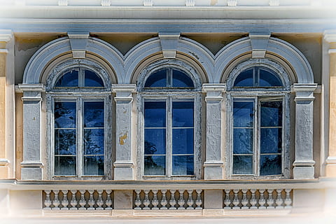 finestra, hdr, sfondo, Casa, struttura, decorativo, parete, mattone, vecchio, architettura, facciata, esterno dell'edificio, struttura costruita, architettura ed edifici, vecchio stile, nessuno, giorno, arco, costruzione, riflessione, all'aperto, colonna architettonica, vetro - materiale, ringhiera, Inquadratura dal basso, blu, natura, attrezzatura per l'illuminazione, chiuso, fianco a fianco, storia, balaustra, telaio della finestra, 5K, CC0, dominio pubblico, privo di copyright