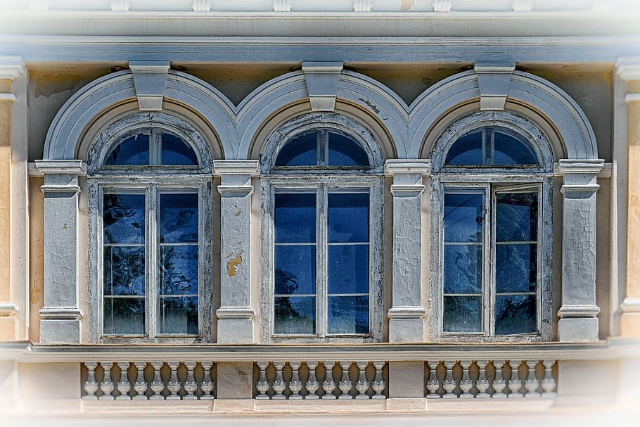 finestra, hdr, sfondo, Casa, struttura, decorativo, parete, mattone, vecchio, architettura, facciata, esterno dell'edificio, struttura costruita, architettura ed edifici, vecchio stile, nessuno, giorno, arco, costruzione, riflessione, all'aperto, colonna architettonica, vetro - materiale, ringhiera, Inquadratura dal basso, blu, natura, attrezzatura per l'illuminazione, chiuso, fianco a fianco, storia, balaustra, telaio della finestra, 5K