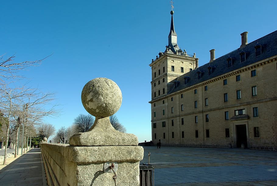 espanya, escorial, castell, Reial, residència reial, el escorial, museu, Palau Reial, palau, esplanada, monument, història, patrimoni, façana, arquitectura, europa, lloc famós, Itàlia, arquitectura i edificis, llocs de viatges, cel, estàtua, a l'aire lliure, aigua, exterior de l'edifici, estructura construïda, edifici, naturalesa, cel clar, cap gent, dia, art i artesania, escultura, blau, llum solar, representació, el passat, ciutat, representació humana, vista d’angle baix, 2K