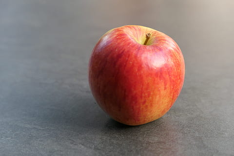 appel, fruit, rood, gezond eten, eten en drinken, voedsel, welzijn, versheid, studio opname, appel - fruit, binnenshuis, geen mensen, enkel object, detailopname, stilleven, grijs, drie objecten, tafel, gekleurde achtergrond, rijp, grijze achtergrond, natuurlijke toestand, 5K, CC0, publiek domein, royaltyvrij