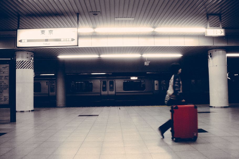 kvinde, iført, hvid, sort, skjorte, transporterer, vogn, tog, undergrundsbane, underjordisk, station, person, travl, skynde sig, bagage, kuffert, offentlig, transportere, jernbane, rejse, metro, by-, platform, Asien, skilte, belyst, transportmidler, transportform, metrostation, gulve, offentlig transport, arkitektur, indendørs, belysningsudstyr, rigtige mennesker, en person, bygget struktur, flise, loft, venter, flisebelagt gulv, arkitektoniske kolonne, metrostationen, lys, 2K