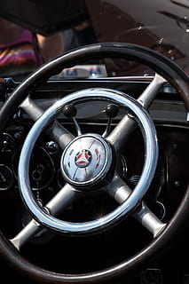 automàtic, oldtimer, clàssic, volant, exposició, a l'aire lliure, cap gent, primer pla, dia, manera de transport, automòbil, cotxe, transport, vehicle terrestre, interior del vehicle, interior del cotxe, panell, panell de control, forma, a l'interior, roda, velocímetre, control, cercle, metall, luxe, aliatge, 5K, CC0, domini públic, lliure de regalies
