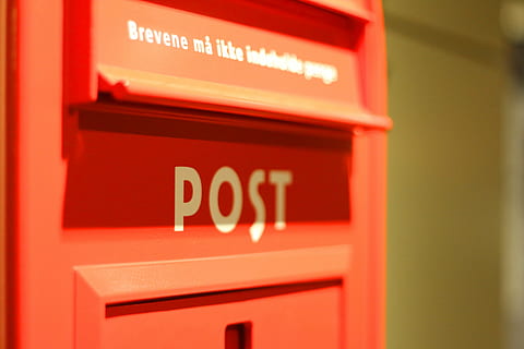stolpe, postkasse, Danmark, rød, gammel, tekst, meddelelse, vestlige script, telefon, tæt på, skilt, ingen mennesker, indgang, post, teknologi, arkitektur, indendørs, belyst, brev, dør, by, telefonboks, levende farve, 5K, CC0, offentligt domæne, royaltyfrie