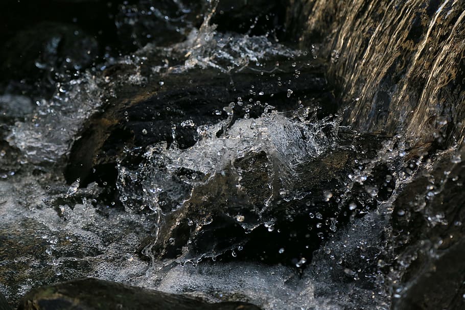 esquitxades d'aigua, tancar, foto, cos, aigua, roques, riu, flux, líquid, splash, naturalesa, cap gent, dia, a l'aire lliure, bellesa a la natura, primer pla, moviment, esquitxades, rock, sòlid, rock - object, enfocament selectiu, vista d’angle alt, moviment borrós, davant del mar, aigua que flueix, temperatura de fred, humit, que flueix, puresa, 5K