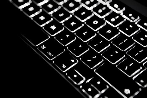 baggrundsbelyst, tastatur, æble macbook, pro, nethinden bærbar model, nærbillede skudt, æble macbook pro, macbook pro retina, bærbar, model, teknologi, forretning, meddelelse, computer, kontor, arbejde, computer tastatur, computer nøgle, internet, sort farve, pc, tæt på, udstyr, global kommunikation, sort baggrund, ingen mennesker, computerudstyr, forbindelse, tekst, indendørs, computer del, trådløs teknologi, baggrunde, brev, nummer, selektiv fokusering, alfabet, 4K, CC0, offentligt domæne, royaltyfrie