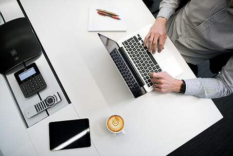 persona, utilitzant, portàtil, blanc, fusta, taula, pis, laïc, fotografia, MacBook, pro, tassa de te, negre, ipad, negocis, comunicació, tecnologia, escriptori, ordinador, tecnologia sense fils, mobles, oficina, mà, una persona, persona de negocis, mà humana, vista d’angle alt, a l'interior, home de negocis, connexió, adult, part del cos humà, teclat, 4K, CC0, domini públic, lliure de regalies