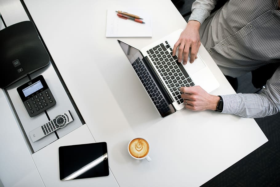 persona, utilitzant, portàtil, blanc, fusta, taula, pis, laïc, fotografia, MacBook, pro, tassa de te, negre, ipad, negocis, comunicació, tecnologia, escriptori, ordinador, tecnologia sense fils, mobles, oficina, mà, una persona, persona de negocis, mà humana, vista d’angle alt, a l'interior, home de negocis, connexió, adult, part del cos humà, teclat, 4K