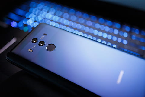 blå, huawei p-serien smartphone, teknologi, computer, internet, forbindelse, Skærm, kompis 10, parrer sig, pro, Huawei, telefon, smartphone, mobil, meddelelse, elektronisk, touchscreen, moderne, grænseflade, apparat, global, trådløs teknologi, tæt på, udstyr, kontrollere, computerudstyr, bærbar informationsenhed, indendørs, ingen mennesker, smart telefon, computer netværk, industri, mobiltelefon, data, trykknap, elektricitet, global kommunikation, tastatur, 5K, CC0, offentligt domæne, royaltyfrie