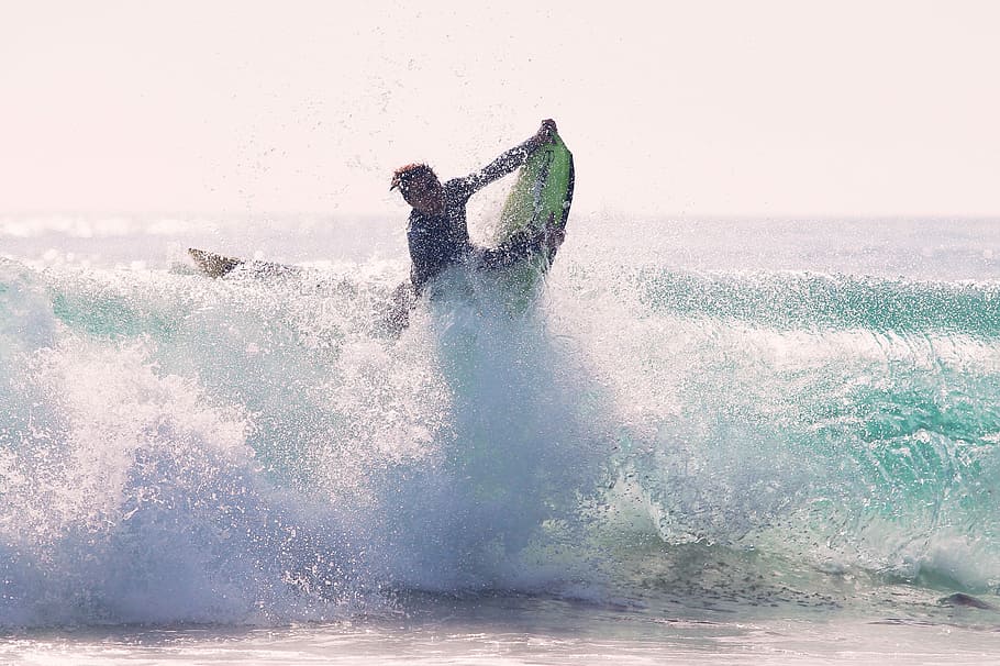 mand, ridning, surf bord, dag tid, dag, tid, surfing, sport, vandsport, surfbræt, ekstrem sport, bølge, surf, sjovt, hav, handling, udendørs, herrer, vand, hastighed, fritidsaktiviteter, sprøjt, sport og fitness, bevægelse, spray, mennesker, spænding, en person, livsstil, fritidsaktivitet, natur, rejse, ferier, ferie, rigtige mennesker, eventyr, magt i naturen, 4K