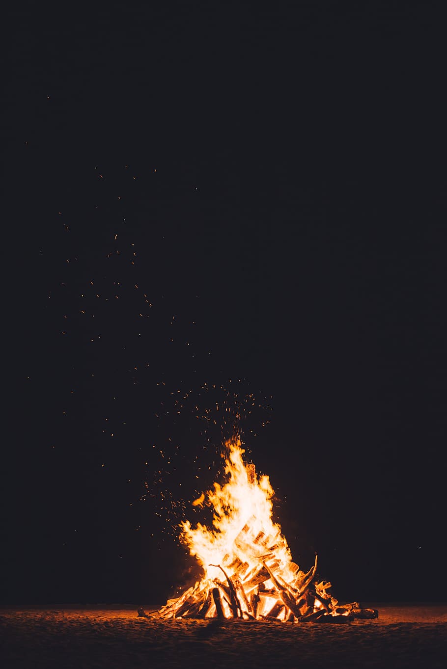fotografia, ardente, fuoco da campo, Senza titolo, falò, notte, fuoco - fenomeno naturale, calore - temperatura, fiamma, fuoco di bivacco, natura, raggiante, legna da ardere, camino, giallo, rosso, inferno, Natale, fuoco, copia spazio, movimento, nessuno, colore arancione, campeggio, illuminato, legno - materiale, all'aperto, ceppo, terra, 5K