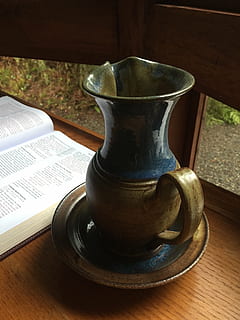 interno, tavolo, vivente, natura morta, avvicinamento, libro, legno - materiale, pubblicazione, in casa, nessuno, vista dall'alto, giorno, carta, Aperto, bere, utensile da cucina, vecchio, boccale, tazza di caffè, cibo e bevande, tazza, 2K, CC0, dominio pubblico, privo di copyright