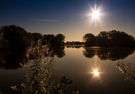 llac, posta de sol, reflexió, escena, bonic, calma, alba, vespre, tarda, sunflare, cel, aigua, sol, tranquil·litat, escenics - natura, escena tranquil·la, arbre, planta, naturalesa, llum solar, bellesa a la natura, raig de sol, silueta, cap gent, sortida del sol - alba, flare de la lent, a l'aire lliure, brillant, llac de reflexió, 4K, CC0, domini públic, lliure de regalies