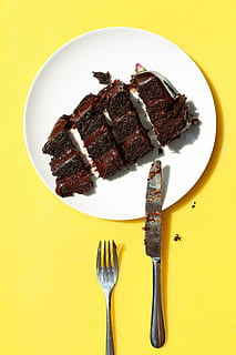 forchetta, pane, coltello, piatto, cioccolato, torta, cibo, dolci, cibo e bevande, utensile da cucina, freschezza, pronto a mangiare, in casa, natura morta, direttamente sopra, nessuno, carne, indulgenza, mangiare malsano, dolce, cibo dolce, giallo, tavolo, tentazione, 5K, CC0, dominio pubblico, privo di copyright