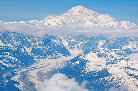 bjergkæde, spids, topmøde, sne, himmel, kold, vinter, miljø, naturskøn, højde, fjern, udsigt, natur, landskab, alpine, panoramisk, bjerg, scenics, luftfoto, blå, udendørs, høj vinkel visning, ingen mennesker, europæiske alper, bjergtop, fly, kold temperatur, skønhed i naturen, scenics - natur, snedækket bjerg, rolig scene, ikke-urbane scene, dag, ro, idyllisk, 2K, CC0, offentligt domæne, royaltyfrie