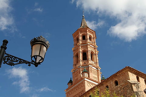 España, nubes, edificio, poste de luz, cielo, lámpara, enviar, ligero, Iglesia, torre, arquitectura, fuera de, nube - cielo, Torre del Reloj, exterior del edificio, estructura construida, lugar de adoración, religión, vista de ángulo bajo, creencia, naturaleza, espiritualidad, historia, día, el pasado, destinos de viaje, nadie, al aire libre, reloj, aguja, 2K, CC0, dominio público, libre de derechos