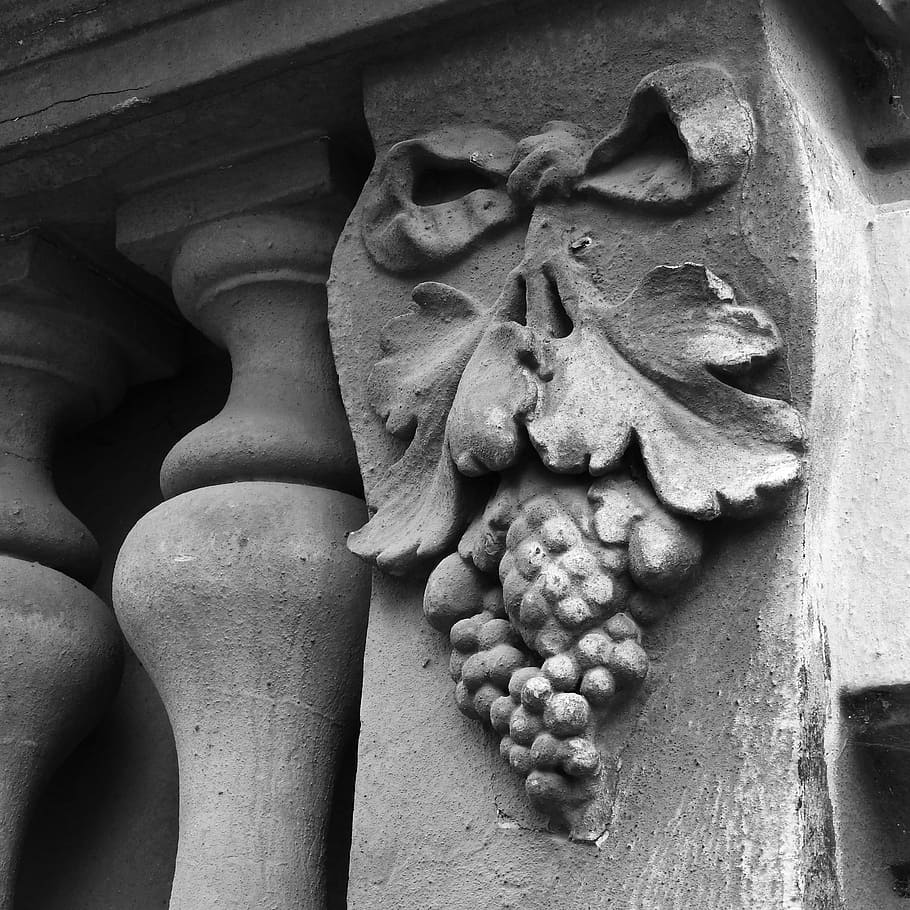 Fassade, Cluster, Linderung, Weinrebe, historisches Haus, Detail, keine Leute, Kunst und Handwerk, menschliche Darstellung, Darstellung, Kreativität, Nahansicht, Kunst, Skulptur, Tag, Schnitzen - Handwerksprodukt, die Architektur, Stillleben, drinnen, männliche Ähnlichkeit, Gemüse, Wandbau - Funktion, Statue, Carving, 2K