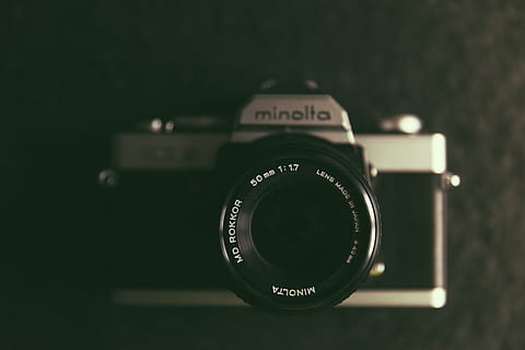 telecamera, lente, macro, Minolta, slr, temi fotografici, macchina fotografica - attrezzatura fotografica, obiettivo - strumento ottico, tecnologia, avvicinamento, attrezzatura fotografica, nessuno, numero, in stile retrò, testo, in casa, sceneggiatura occidentale, girato in studio, singolo oggetto, fotocamera reflex, analogico, cultura artistica e intrattenimento, natura morta, Camera digitale, antico, sfondo nero, 5K, CC0, dominio pubblico, privo di copyright