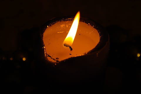 Kerze, Flamme, Licht, Docht, brennen, Verbrennung, Hitze - Temperatur, Spiritualität, keine Leute, Feuer, Feuer - natürliches Phänomen, Nahansicht, beleuchtet, drinnen, dunkel, Natur, orange Farbe, Fokus auf den Vordergrund, Lichtanlage, glühend, Feier, Studioaufnahme, Nacht-, Wachs, schwarzer Hintergrund, schmelzen, Helligkeit, 5K, CC0, gemeinfrei, lizenzfrei