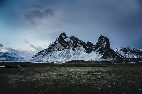Gebirgsalp, wolkig, Himmel, Fotografie des Berges, Berg, Schnee, Wolke, Feld, Gras, Szenen - Natur, kalte Temperatur, Umgebung, Schönheit in der Natur, wolke - himmel, Landschaft, Winter, Gebirge, Natur, keine Leute, schneebedeckter Berg, ruhige Szene, Eis, Tag, gefroren, draußen, Gipfel, 5K, CC0, gemeinfrei, lizenzfrei