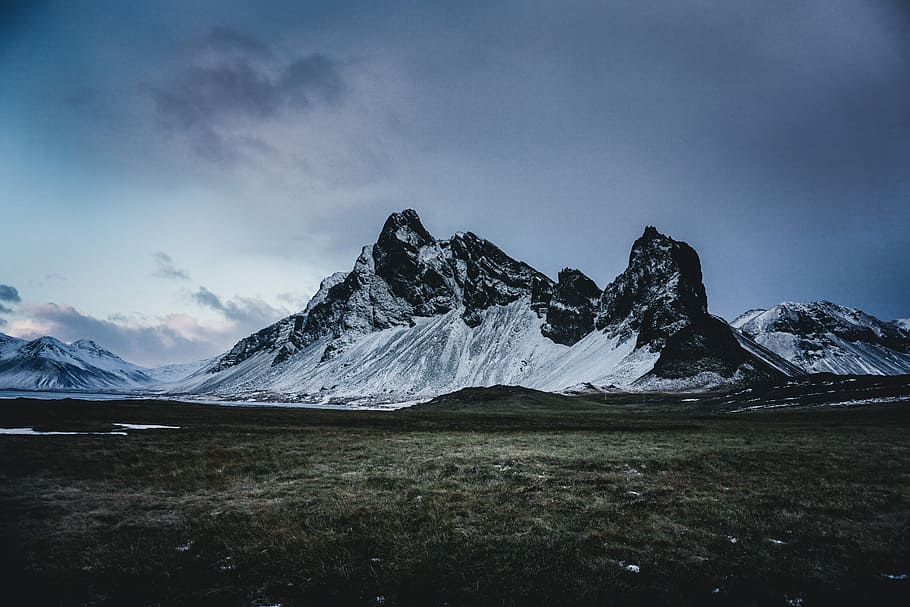 Gebirgsalp, wolkig, Himmel, Fotografie des Berges, Berg, Schnee, Wolke, Feld, Gras, Szenen - Natur, kalte Temperatur, Umgebung, Schönheit in der Natur, wolke - himmel, Landschaft, Winter, Gebirge, Natur, keine Leute, schneebedeckter Berg, ruhige Szene, Eis, Tag, gefroren, draußen, Gipfel, 5K