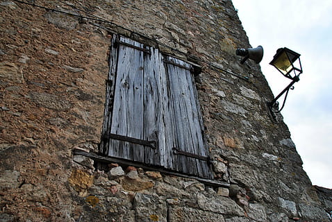 ventana, casa antigua, piedra, fachada, farola, casa de Piedra, pared, edificio, construcción, gente, vista de ángulo bajo, estructura construida, exterior del edificio, arquitectura, nadie, equipo de iluminación, día, antiguo, cielo, naturaleza, al aire libre, Pared de piedra, pared - característica de la construcción, sólido, erosionado, texturizado, luz de la calle, lámpara eléctrica, 4K, CC0, dominio público, libre de derechos