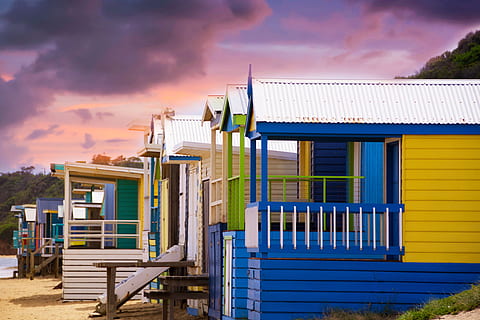 caixa de bany, platja, estiu, arquitectura, casa, a l'aire lliure, pla horitzontal, cel, escènic, paisatge, tarda, groc, vespre, cloudscape, colorit, alba, dramàtica, taronja, color, sortida del sol, brillant, posta de sol, assolellat, sol, llum solar, llum, núvol, naturalesa, escena, núvol - cel, exterior de l'edifici, estructura construïda, cap gent, dia, edifici, multicolor, refugi, material de fusta, refugi de platja, transport, terra, en fila, 5K, CC0, domini públic, lliure de regalies