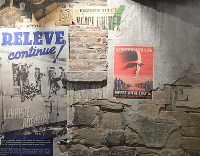 zeď, válka, druhá světová válka, plakát, propaganda, bývalý, starý, Dějiny, nosí, zchátralý, text, architektura, nástěnný prvek, sdělení, západní skript, stavba, nikdo, exteriér budovy, lidské zastoupení, zastoupení, den, podepsat, mužská podobnost, graffiti, umění a řemesla, skript, non-západní skript, 5K, CC0, veřejná doména, bez autorských práv