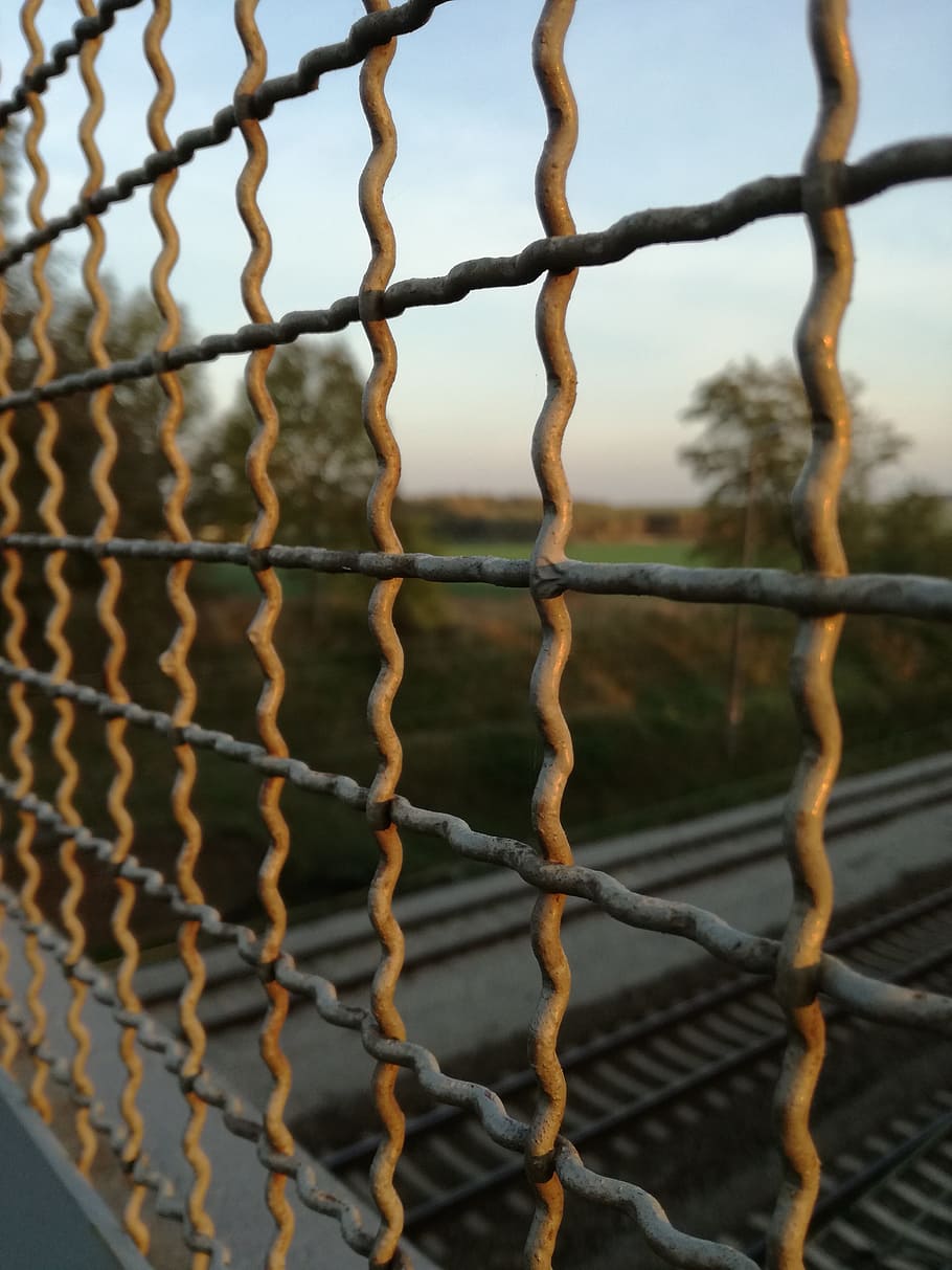 pont, enreixat, pistes, cap gent, primer pla, protecció, metall, tanca, centrar-se en primer pla, seguretat, patró, límit, barrera, fons, marc complet, dia, corda, a l'aire lliure, naturalesa, enfocament selectiu, força, cel, 4K