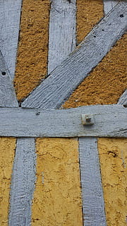 parede, viga, textura, casa velha, Normandia, pique, origens, padronizar, madeira - material, estrutura construída, quadro completo, ninguém, arquitetura, texturizado, dia, recurso de construção de parede, exterior do edifício, fechar-se, ao ar livre, velho, amarelo, rude, intemperizado, escolha, visão de baixo ângulo, 4K, CC0, domínio público, royalty free
