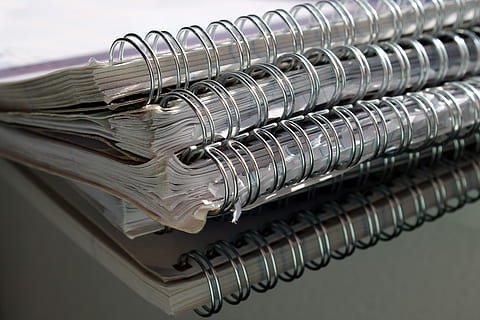 Papier-, Geschäft, Notizblock, Ringmappe, Schreibtisch, Büro, Papierkram, Papiere, dokumentieren, Mappe, Bindemittel, Dateien, Archiv, Schreibwaren, Arbeit, Arbeiten, Studie, Notizbuch, Metall, Spiralblock, in einer Reihe, Nahansicht, drinnen, silberfarben, Auftrag, keine Leute, Studioaufnahme, große gruppe von gegenständen, Bürobedarf, selektiver Fokus, Kleiderständer, Stillleben, Seite, stehlen, 4K, CC0, gemeinfrei, lizenzfrei