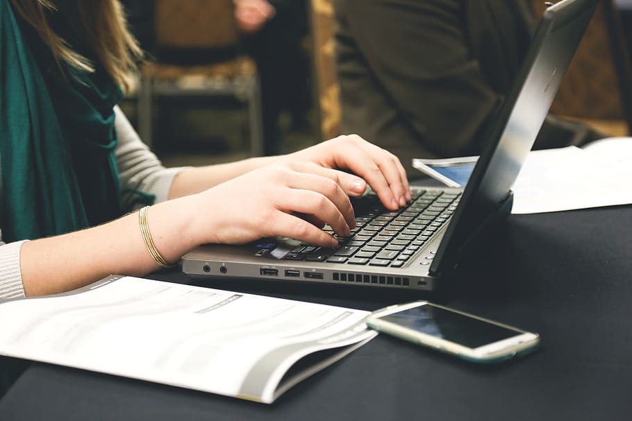 kvinde typing, sort, bærbar, start op, notebooks, kreativ, computer, Selskab, bærbare computere, Skærm, Silicon Valley, moderne, hjemmekontor, kontor, maskinskrivning, arbejder, forretning, teknologi, skrivebord, mobiltelefon, mobil, trådløs teknologi, meddelelse, bruger bærbar computer, bord, forbindelse, mennesker, menneskelig hånd, Kvinder, voksen, hånd, menneskelig kropsdel, indendørs, rigtige mennesker, fokus på forgrunden, surfer på nettet, tastatur, 5K