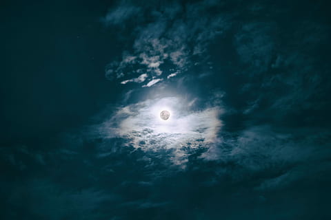 lluna plena, ple, lluna, envoltat, dim, núvols, cel, fosc, núvol, nit, il·luminat, bellesa a la natura, vista d’angle baix, núvol - cel, naturalesa, cap gent, espai, a l'aire lliure, tranquil·litat, escena tranquil·la, escenics - natura, astronomia, Lluna planetària, exploració, brillant, llum de la lluna, espai i astronomia, 5K, CC0, domini públic, lliure de regalies